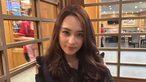 หรือจะมีข่าวดี "บี น้ำทิพย์" โพสต์ภาพถือช่อดอกไม้ โฟกัสแหวนเพชรนิ้วนางซ้าย 