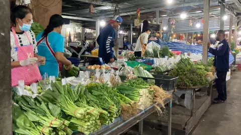 เช็กราคาผักตลาดโคราช อากาศหนาวทำผักแพง เพราะโตช้าเป็นโรคทำให้ผลผลิตออกน้อย