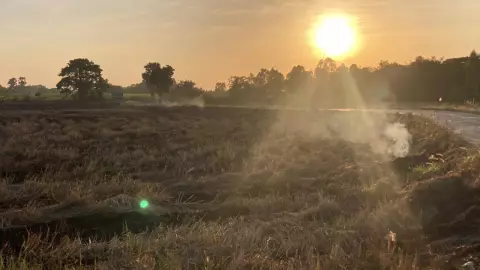 ชาวนาที่ อ.พิมาย ยังเผาตอซังข้าวทำอากาศแย่ คาดหากยังมีต่อเนื่อง PM 2.5 พุ่งแน่