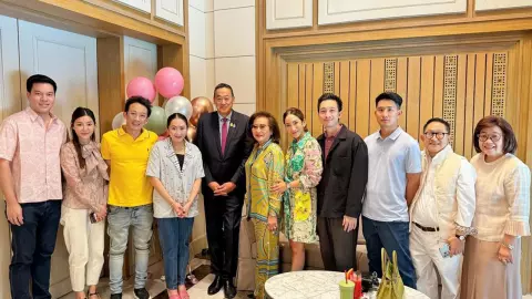 "อิ๊งค์" ขอบคุณ นายกฯ อวยพรวันเกิด "คุณหญิงพจมาน" ปัดคุยสื่อหลังพบ "เศรษฐา"