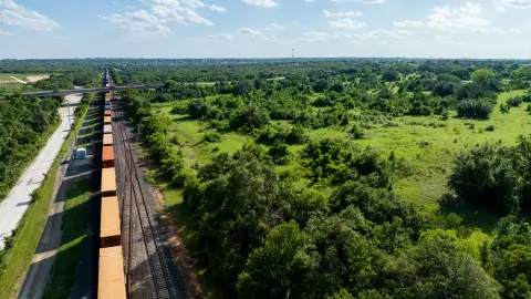 รถไฟตกราง 15 ตู้ในรัฐเคนทักกี ทำกำมะถันเหลวหก ต้องอพยพชุมชน