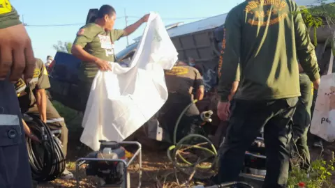 สลด 2 ครูหนุ่มขับรถเก๋งไป ร.ร. ชนกับรถบัสส่งพนักงาน เสียชีวิตทั้งคู่