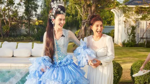 ใหม่ ดาวิกา เก็บความลับ 7 เดือน ยกคณะลิเกมาเซอร์ไพรส์วันเกิด แม่หมวย