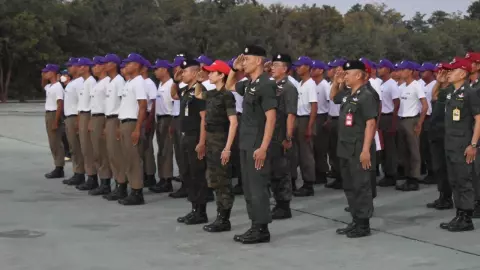 "ตั๊น" เยี่ยมชมการฝึก นร.นายสิบ จ.สุโขทัย รับฟังเสียงตำรวจชั้นผู้น้อย