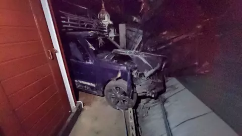 กระบะแหกโค้ง ชนดะยับเยิน ทะลุรั้วบ้าน คนขับอ้างหลับใน (คลิป)