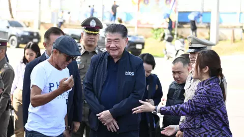 "ภูมิธรรม" ลุยเชียงรายเปิดงานธงฟ้า โชว์ฝีมือตวัดพู่กัน หน้าวัดดอนตัน