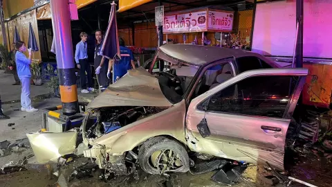 กลัวลูกค้าเบี้ยว “กัปตัน” ติดรถ จะไปเก็บเงิน ชนเละตายคู่ สาวผับสาหัส