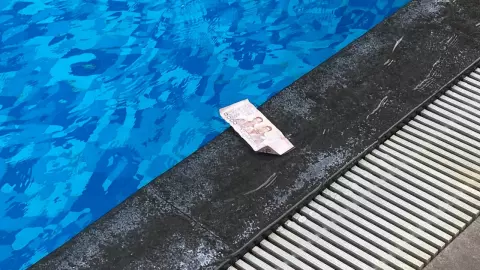 หนุ่มเกาหลีคลั่ง ถูกสาวไทยหลอก โปรยเงินแสนบนระเบียงคอนโด ตำรวจระงับเหตุวุ่น