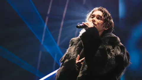 “ไบร์ท วชิรวิชญ์” ศิลปินไทยคนแรก คว้ารางวัลใหญ่ “MTV VMAJ 2023”