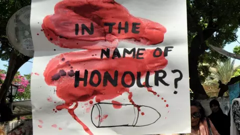 สลด หญิงปากีสถานวัย 18 ถูกฆ่าเพื่อเกียรติ หลังโดนตัดต่อภาพคู่ชายหนุ่ม