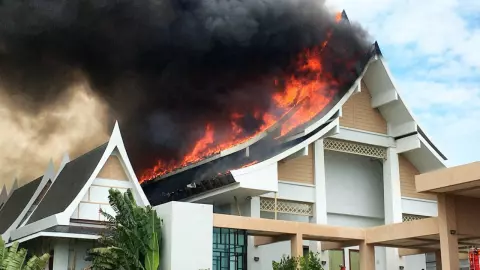 ไฟไหม้อาคารสัมมนา มทร.รัตนโกสินทร์ วิทยาเขตวังไกลกังวล วอด 3 ล้าน