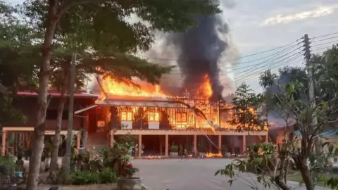 ไฟไหม้วัดหนองขาม กุฏิ หอฉัน ถูกวอดทั้งหลัง คาดเกิดจากไฟฟ้าลัดวงจร