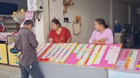 สลากสัญจรโคราช คอหวยแห่ซื้อเลขอายุเมือง-ย่าโม เกลี้ยงทุกแผง  