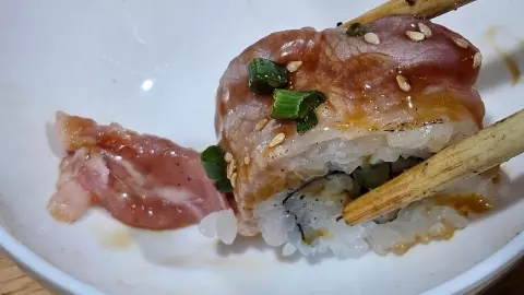 อันตรายไหม? หนุ่มโวยเจอ "ซูชิหน้าหมูดิบ" ถามร้านบอกเบิร์นไฟกลาง