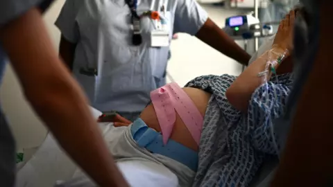 หญิงยูกันดาอายุ 70 ปี คลอดลูกแฝด เป็น 1 ในคุณแม่อายุมากที่สุดในโลก