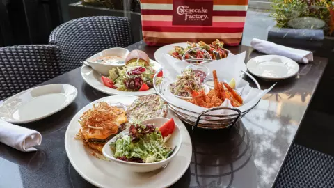 รีวิว The Cheesecake Factory ร้านอาหารจานยักษ์ และชีสเค้กขึ้นชื่อดัง ส่งตรงจากอเมริกา 