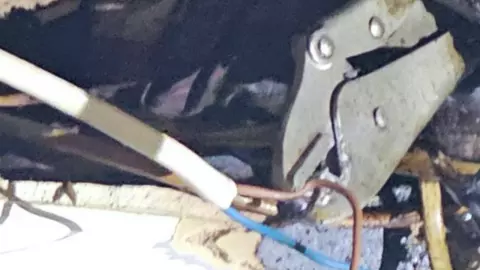 กรรม ลักตัดสายไฟ โดนช็อตเน่าคาเพดานบ้าน สภาพมือยังกำคีม