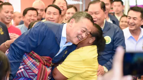 ชาวหนองบัวลำภู รุมหอมแก้ม “เศรษฐา” เชียร์เป็นนายกฯ ไปอีก 12 ปี