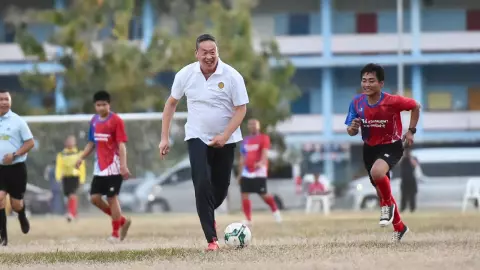 “เศรษฐา” เตะฟุตบอลกับทีมเยาวชนฮีโร่สุวรรณคูหา โชว์ฟอร์มชนะ 2 : 1 (คลิป)