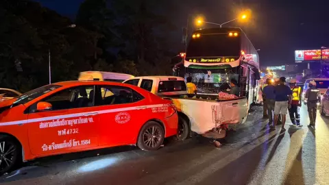 รถทัวร์ 2 ชั้น พาครอบครัวทหารทัศนศึกษา เบรกแตก ชนดะ 9 คันรวด 