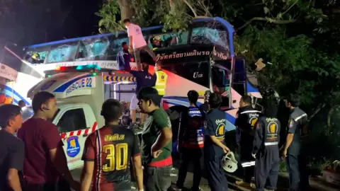 รถทัวร์สายใต้ ตกถนนชนต้นไม้ที่ทับสะแก เสียชีวิต 14 บาดเจ็บ 35 คน