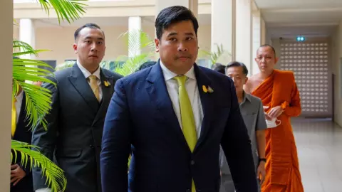 "ท่านอ้น" ทำบุญวัดปทุมวนาราม ถวายเป็นพระราชกุศลแด่ในหลวง และทูลกระหม่อมปู่ (คลิป)