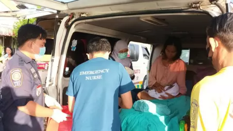 ได้ฤกษ์ดี หญิงท้องแก่อั้นไม่ไหว "คลอดลูก" ในรถ คอหวยแห่ส่องเลขทะเบียนลุ้นรวย