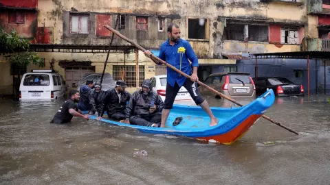 ไซโคลนมีชองทำฝนตกหนัก น้ำท่วมอินเดีย คร่าชีวิต ปชช.แล้ว 9 ศพ
