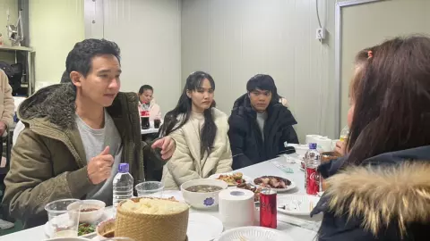 “พิธา” ร่วมวงกินซอยจุ๊ คุยสวัสดิการ-ปัญหา ชีวิตแรงงานไทยในเกาหลี