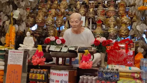 หนุ่มติดใจกลับมาเขย่าเซียมซี "เซียนแป๊ะโรงสี" หวังนำเลขเด็ดไปเสี่ยงโชคงวดนี้