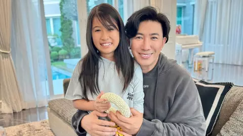 กรรชัย เผยโมเมนต์ น้องมายู นำพวงมาลัยไหว้วันพ่อ แซวลูกโตเป็นสาวแล้ว