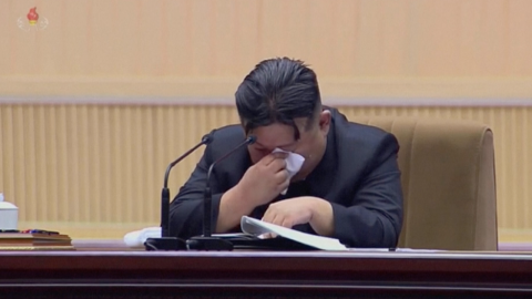 คิม จอง อึน หลั่งน้ำตาลูกผู้ชาย วอนขอคุณแม่เกาหลีเหนือมีลูกเพิ่มขึ้น (คลิป)