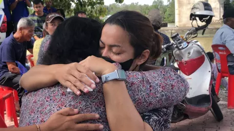 บิว กัลยาณี บินด่วนกลับสุราษฎร์ฯ กอดแม่ร้องไห้ หวังเจอร่างพี่ชาย (คลิป)