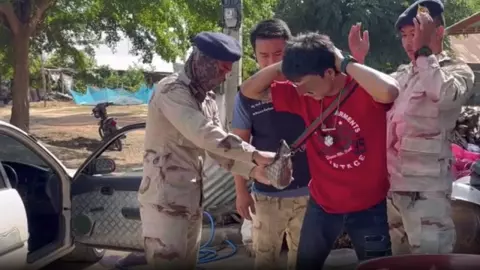 ปกครอง-ตำรวจมหาสารคาม ซุ่มจับเจ้าหนี้ดอกโหด ขู่ยายวัย 73 ตามทวงยันตี 1 (คลิป)