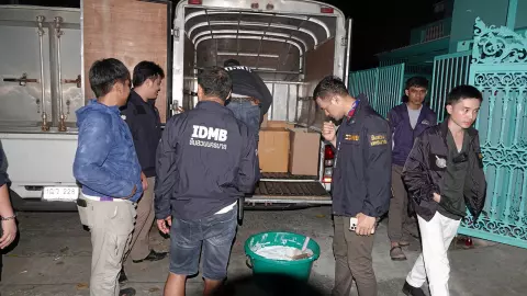 บุกทลายโรงงานเถื่อน ผลิตเครื่องสําอางไม่ได้มาตรฐาน ลูกจ้างเจ็บตัวบังคับออก (คลิป)