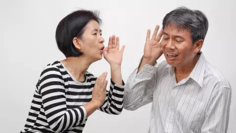 หูตึงเกิดจากอะไร ผู้สูงอายุมีความเสี่ยงแค่ไหน รักษาได้หรือไม่