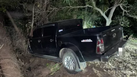 ไล่ล่าเอเย่นต์ยานรก ซิ่งกระบะขนยาบ้า 2 แสนเม็ด รถแหกโค้งตกข้างทาง หนีรอด 1 