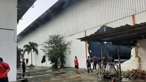 ไฟไหม้โกดังเก็บผ้า จ.นครปฐม คาดมูลค่าความเสียหายหลายสิบล้าน