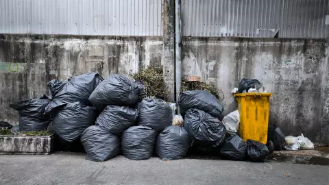 เทศบาลลดวันเก็บขยะเหลือวันเดียว ขยะกองล้น ส่งกลิ่นเหม็น