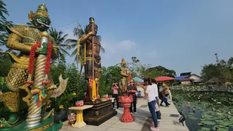 นักแสดงสาว ลงอักขระยันต์หลังมือ ขอพรท้าวหิรัญพนาสูร แย้มเลขหางประทัด