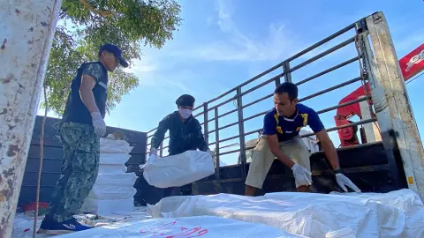 ยานรกยัด "บิ๊กแบ็ก" 49.8 ล้านเม็ด ชาย-หญิงใช้รถหกล้อ ลอบขนจากสังขละบุรี (คลิป)