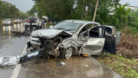 ปิกอัพขนคนงาน เสยท้ายจยย.เสียหลักชนตอไม้ ตาย 4 บาดเจ็บ 4