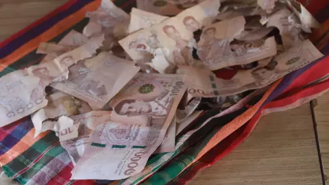 นึกว่าโจรขึ้นบ้าน ตายายซ่อนเงิน-ทองคำไว้บนฝ้าเพดาน สุดท้ายโดนหนูแทะเกลี้ยง