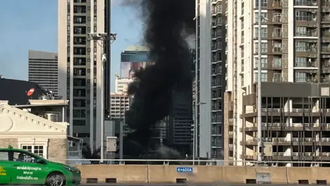 ด่วน ไฟไหม้ร้านขายของ ตลาดจ๊อดแฟร์ พระราม 9 ควบคุมเพลิงได้แล้ว