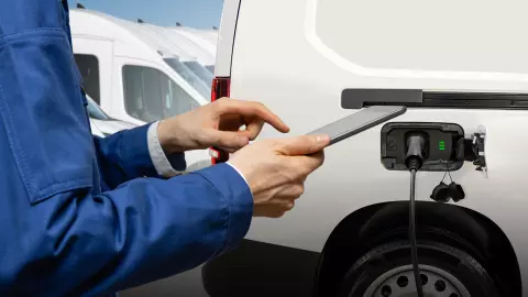 จับตาประกันรถยนต์ไฟฟ้า เติบโตสูง - เบี้ยแพงกว่าสันดาป 20% “ซมโปะ” บุกหนักหวังครองตลาด 