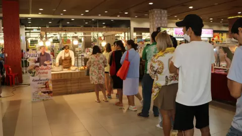 ฟีเวอร์ ก๋วยเตี๋ยว "เจ๊แมน" คู่กรณี "เชฟอ้อย" คนต่อแถวรอตั้งแต่ร้านยังไม่เปิด