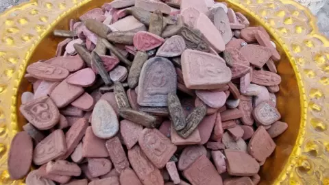 รื้อกุฏิอดีตเจ้าอาวาส ทุบผนังปูนเจอพระเก่ากว่า 2 พันองค์ "พระซุ้มกอ-พระสมเด็จ"