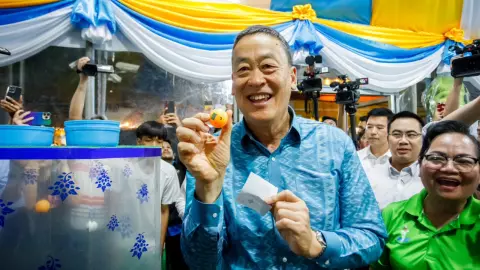 “เศรษฐา” สวมผ้าไทยลายขอ เที่ยวงานกาชาด ซื้อสลากทุกบูธ บอกวันนี้ครึกครื้นดี