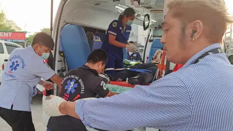 อุกอาจกลางพัทยา จ่อยิงลูก บก.นักข่าวและผู้ช่วย เหตุ จยย.ปาดหน้า อาการสาหัส