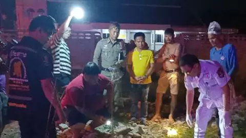 เบนซ์ตีนผี พุ่งชน จยย. สลด 2 พี่น้องตายคู่ 1 ศพเละสภาพสยอง (คลิป)